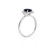 Anillo Oro Blanco Zafiro Cushion 1.00 ct y Diamantes Halo .16 ctw