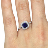 Anillo Oro Blanco Zafiro Cushion 1.00 ct y Diamantes Halo .16 ctw
