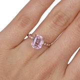 Anillo Oro Rosa Morganita 3.00 ct y Diamante Lateral .12 ctw