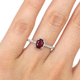 Anillo Oro Blanco Rubí 1.00 ct y Diamante Lateral .12 ctw