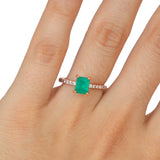 Anillo Oro Rosa Esmeralda 1.10 ct y Diamante Lateral .12 ctw
