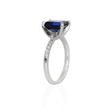 Anillo Oro Blanco Zafiro 3.00 ct y Diamante Lateral .12 ctw
