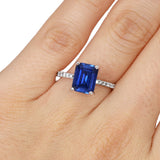 Anillo Oro Blanco Zafiro 3.00 ct y Diamante Lateral .12 ctw