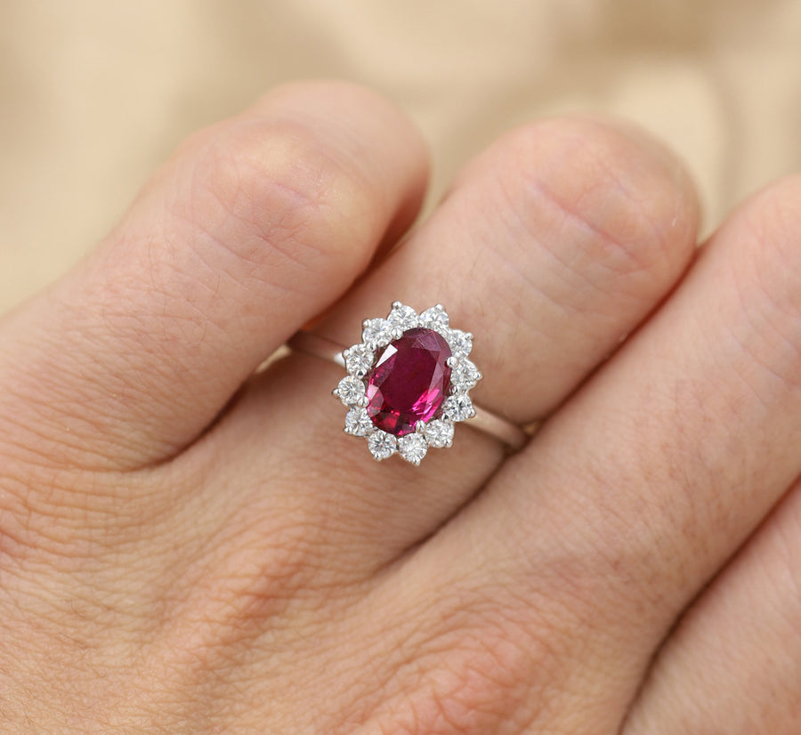 Anillo Oro Blanco Rubí 1.00 ct y Diamantes Halo .36 ctw