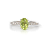 Anillo Oro Blanco Peridoto 1.00 ct y Diamante Lateral .12 ctw
