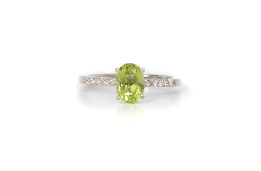 Anillo Oro Blanco Peridoto 1.00 ct y Diamante Lateral .12 ctw