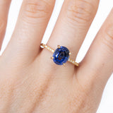 Anillo Oro Amarillo Zafiro 2.50 ct y Diamante Lateral .12 ctw
