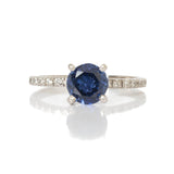 Anillo Oro Blanco Zafiro 1.40 ct y Diamante Lateral .12 ctw