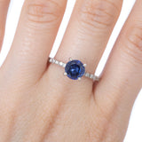 Anillo Oro Blanco Zafiro 1.40 ct y Diamante Lateral .12 ctw