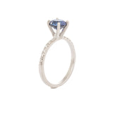 Anillo Oro Blanco Zafiro 1.40 ct y Diamante Lateral .12 ctw