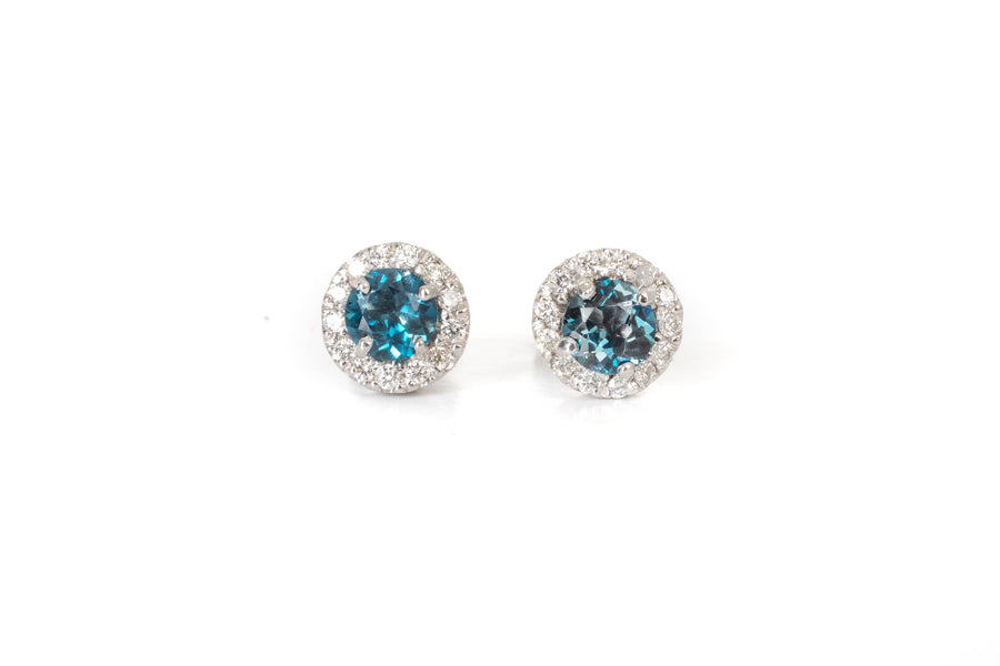 Aretes en Oro Blanco con Topacio London Blue 1.10 ctw y Diamantes .26 ctw