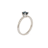 Anillo Oro Blanco Zafiro .60 ct y Diamante Lateral .12 ctw