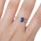 Anillo Oro Blanco Zafiro .60 ct y Diamante Lateral .12 ctw
