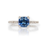 Anillo Oro Blanco Zafiro Cushion 2.00 ct y Diamante Lateral .12 ctw