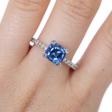 Anillo Oro Blanco Zafiro Cushion 2.00 ct y Diamante Lateral .12 ctw