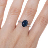 Anillo Oro Blanco Zafiro 2.80 ct y Diamante Lateral .12 ctw