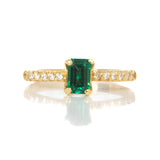 Anillo Oro Amarillo Esmeralda 0.90 ct y Diamante Lateral .12 ctw