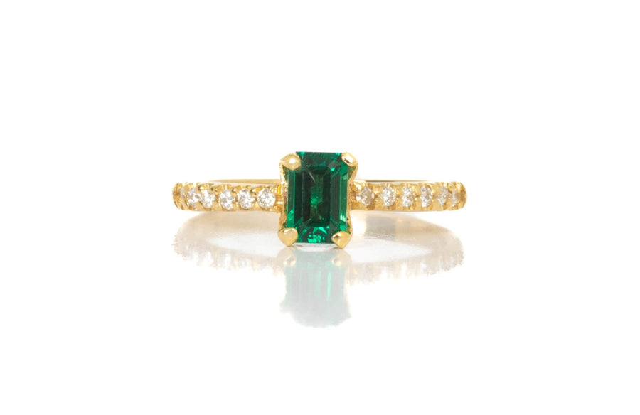 Anillo Oro Amarillo Esmeralda 0.90 ct y Diamante Lateral .12 ctw