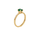 Anillo Oro Amarillo Esmeralda 0.90 ct y Diamante Lateral .12 ctw