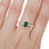 Anillo Oro Amarillo Esmeralda 0.90 ct y Diamante Lateral .12 ctw