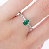 Anillo Oro Blanco Esmeralda .50 ct y Diamante Lateral .12 ctw