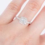 Anillo de Compromiso Halo con Diamantes Laterales .50 ctw