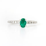 Anillo Oro Blanco Esmeralda .50 ct y Diamante Lateral .12 ctw