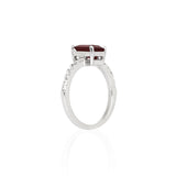 Anillo Oro Blanco Rubí 1.50 ct y Diamante Lateral .12 ctw