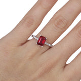 Anillo Oro Blanco Rubí 1.50 ct y Diamante Lateral .12 ctw