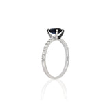 Anillo Oro Blanco Zafiro 1.00 ct y Diamante Lateral .12 ctw