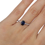 Anillo Oro Blanco Zafiro 1.00 ct y Diamante Lateral .12 ctw