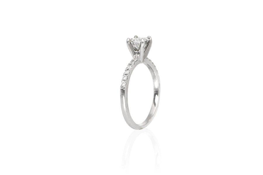 Anillo Diamante Princess .53 ct y Diamanantes Laterales .12 ctw