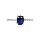 Anillo Oro Blanco Zafiro 1.00 ct y Diamante Lateral .12 ctw