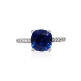 Anillo Oro Blanco Zafiro Cushion 2.50 ct y Diamante Lateral .12 ctw