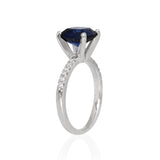 Anillo Oro Blanco Zafiro Cushion 2.50 ct y Diamante Lateral .12 ctw