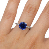 Anillo Oro Blanco Zafiro Cushion 2.50 ct y Diamante Lateral .12 ctw