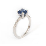 Anillo Oro Blanco Zafiro Cushion 2.00 ct y Diamante Lateral .12 ctw
