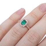 Anillo Oro Rosa Esmeralda 0.55 ct y Diamantes Halo-Pavé