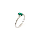 Anillo Oro Blanco Esmeralda .50 ct y Diamante Lateral .12 ctw