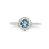 Anillo Oro Blanco Topacio London Blue .55 ct y Diamantes .13 ctw