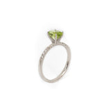 Anillo Oro Blanco Peridoto 1.00 ct y Diamante Lateral .12 ctw