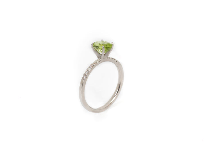 Anillo Oro Blanco Peridoto 1.00 ct y Diamante Lateral .12 ctw