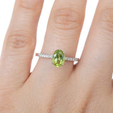 Anillo Oro Blanco Peridoto 1.00 ct y Diamante Lateral .12 ctw