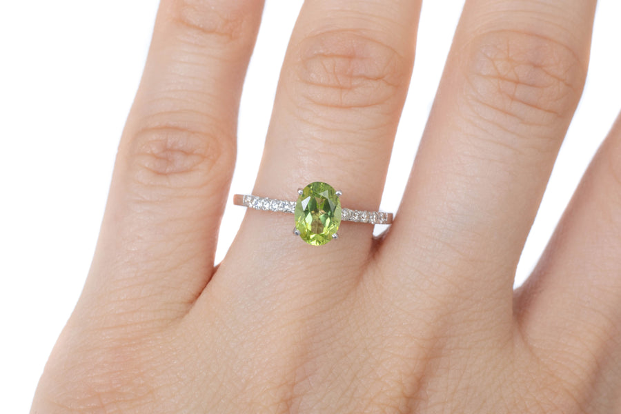 Anillo Oro Blanco Peridoto 1.00 ct y Diamante Lateral .12 ctw