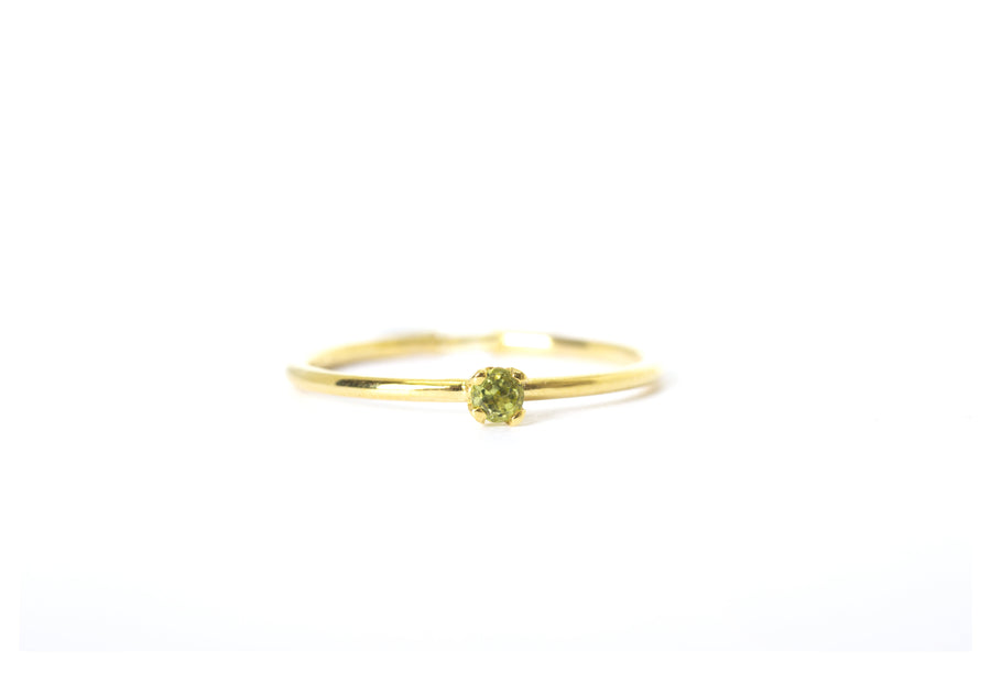 Anillo Oro Amarillo con Peridoto .05 ct