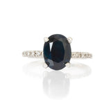 Anillo Oro Blanco Zafiro 2.80 ct y Diamante Lateral .12 ctw